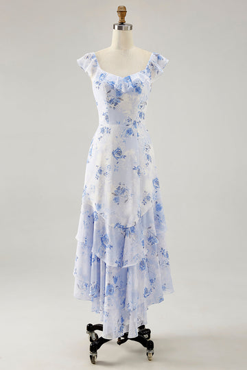 Vestido de invitada de boda con volantes con estampado floral azul